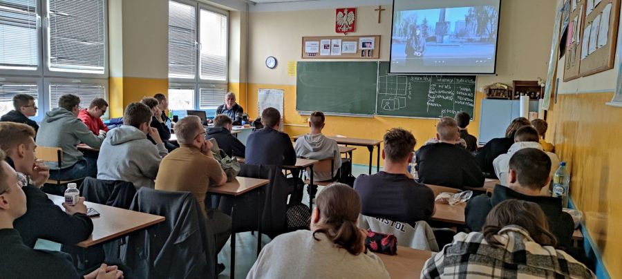 uczniowie w klasie oglądaja film na ekranie