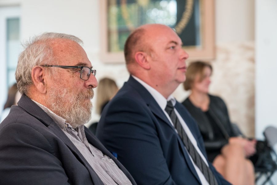 dwóch mężczyzn z profilu jedenz nich w okularach