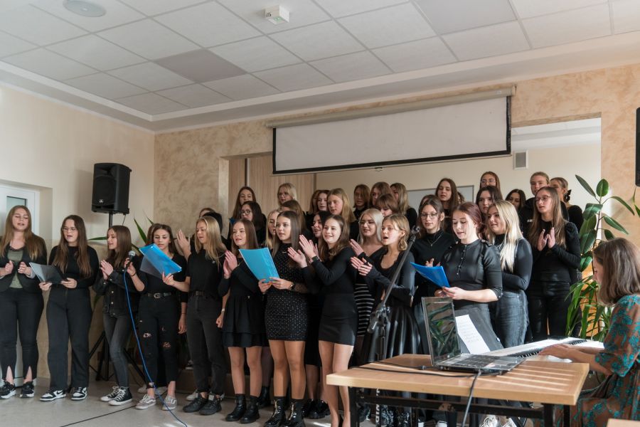 śpiewająca grupa dziewcząt