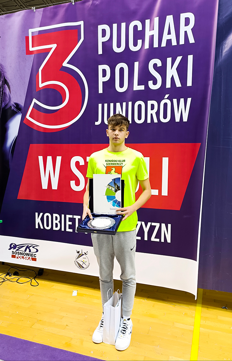 uczeń z nagrodami na tle baneru